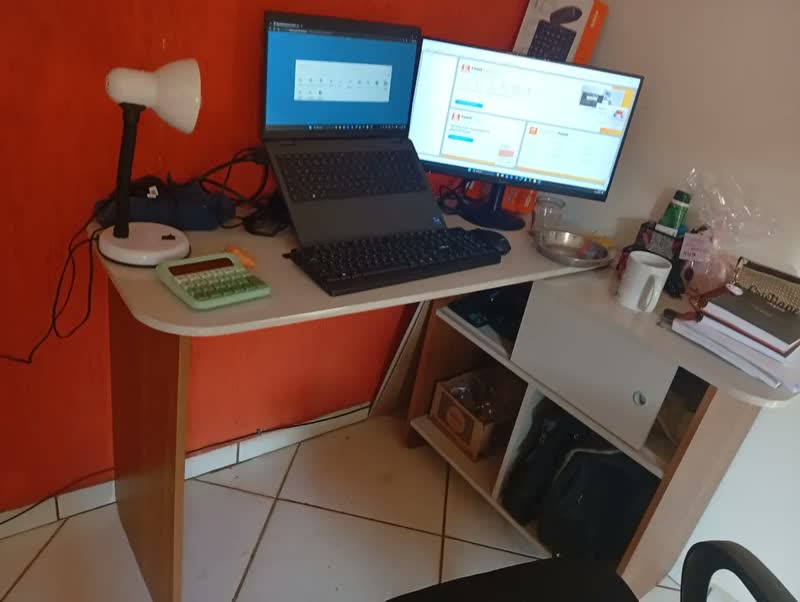 foto de Mesa Escrivaninha Nomad Artely Off White Com Tampo Rotativo E Prateleira