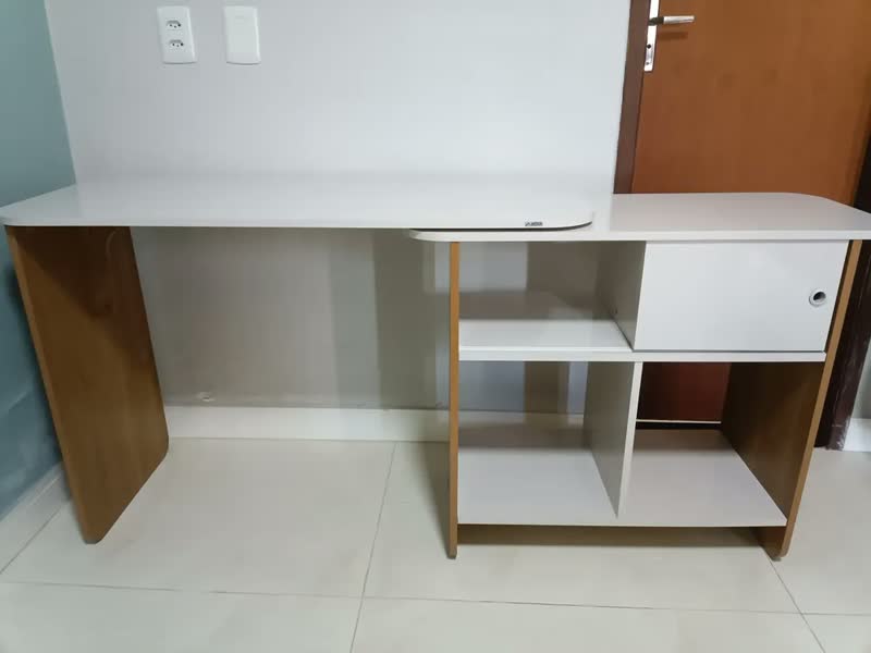 foto de Mesa Escrivaninha Nomad Artely Off White Com Tampo Rotativo E Prateleira