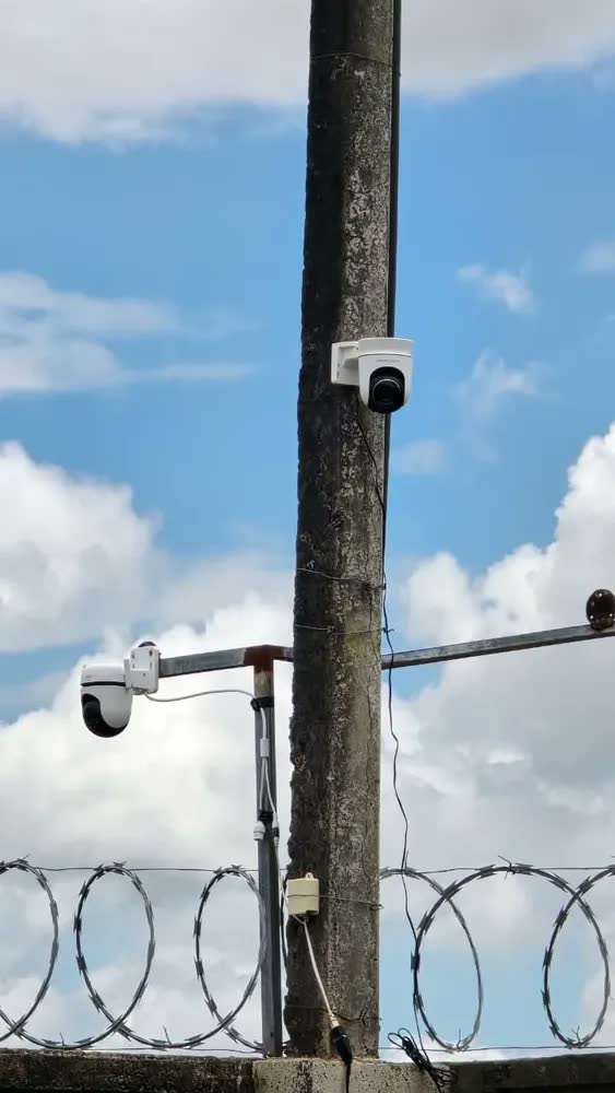 foto de Mercusys MC510 Câmera de Segurança Wi-Fi Externa 2K 3MP, Rotação 360°, Visão Noturna Colorida, Detecção de Pessoas e Rastreamento de Movimento, IP65, Áudio Bidirecional, Alexa e MicroSD até 512 GB