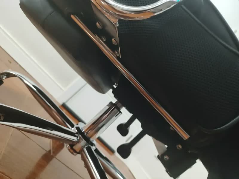 foto de Cadeira De Escritorio Poltrona Luxemburgo Gamer Ergonômica Couro Sintético Tecnológica Com Molas Ensacadas Reclinável Suporte Lombar Apoio De Pés E Braços Macio Resistente Suporta 200kg Luvinco