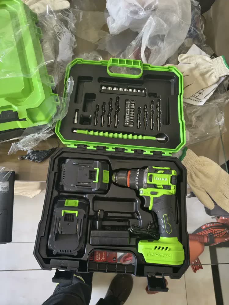 foto de Furadeira Parafusadeira Brushless Com 2 Baterias 2 Ah Tecepo Verde-limão 60hz