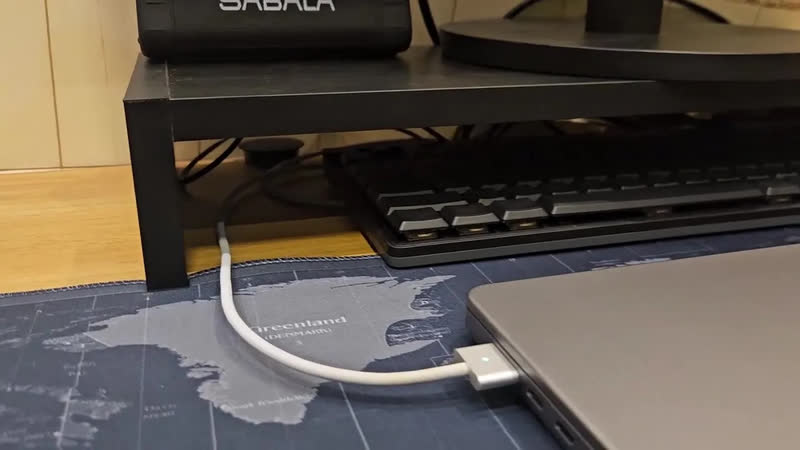 foto de Suporte Elevado Para Monitor Mesa Home Office Organização Cor Hanover