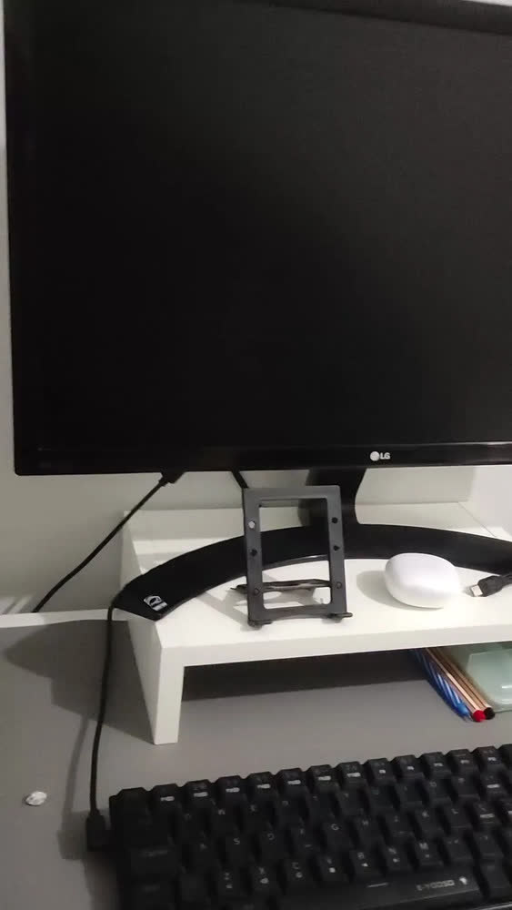 foto de Suporte Elevado Para Monitor Mesa Home Office Organização Cor Hanover