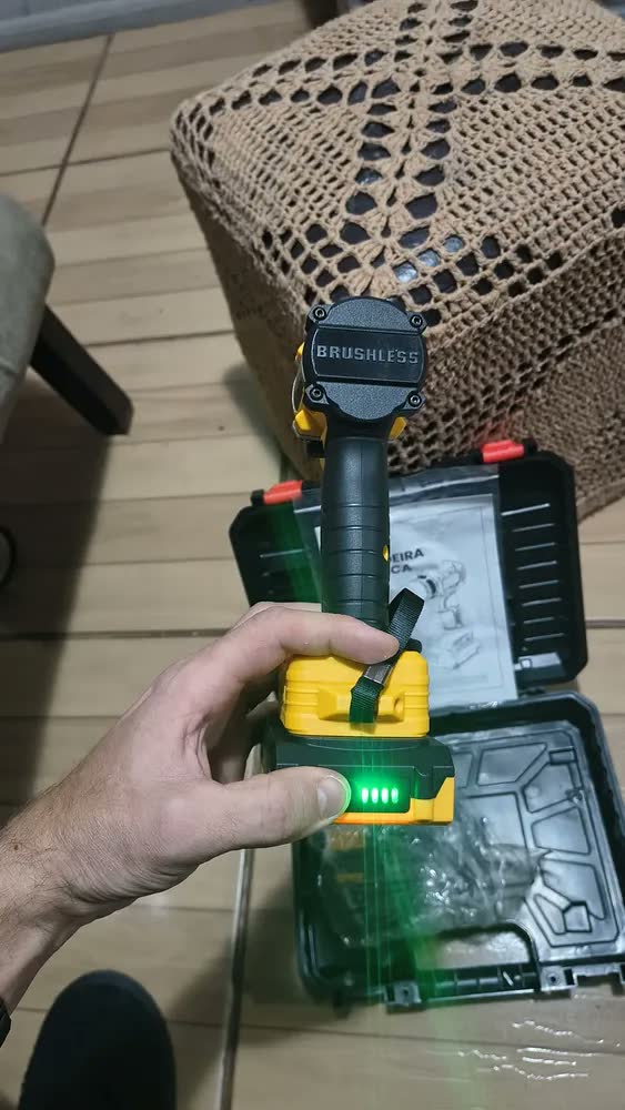 foto de Parafusadeira Furadeira De Impacto Invas 21V Com 2 Baterias e Maleta