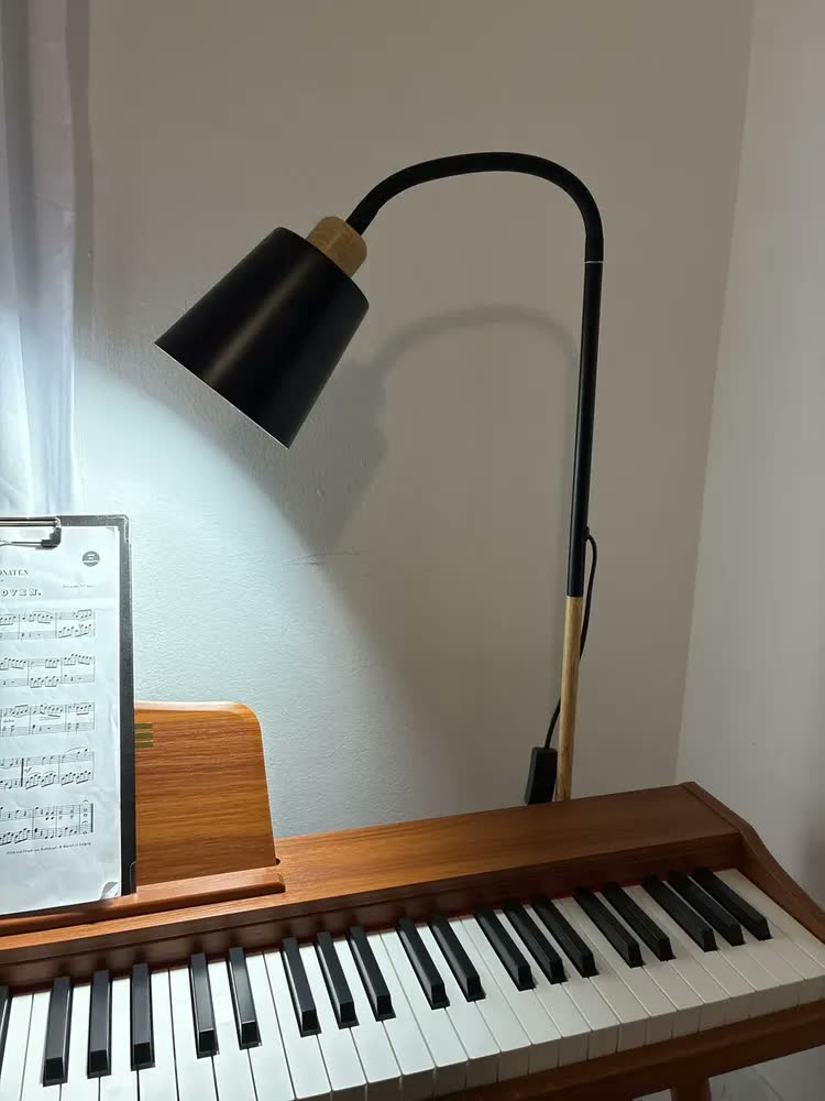 foto de Luminária de Chão Abajur Articulada 1,6m Flexível Coluna Piso Leitura Quarto Sala Cúpula Branco e Dourado Bivolt Bravvi