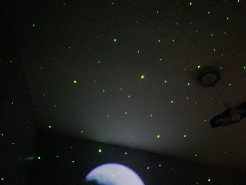 foto de Luminária Projetor Noturno Robô Astronauta Bluetooth Som Branco Preto