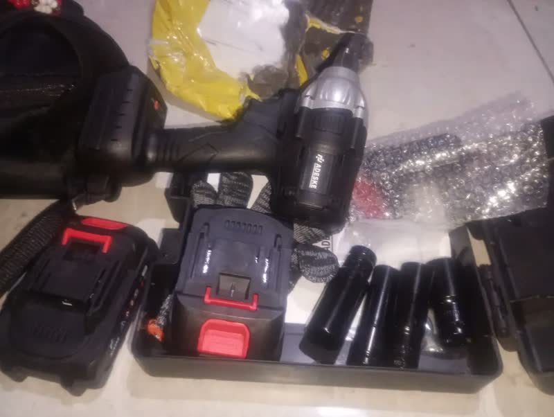 foto de Kit Chave De Impacto 21v 320nm Brushless Sem Escova Parafusadeira Ferramentas 2 Bateria Eletrica Bivolt Com Acessorios Carregador Maleta Portatil