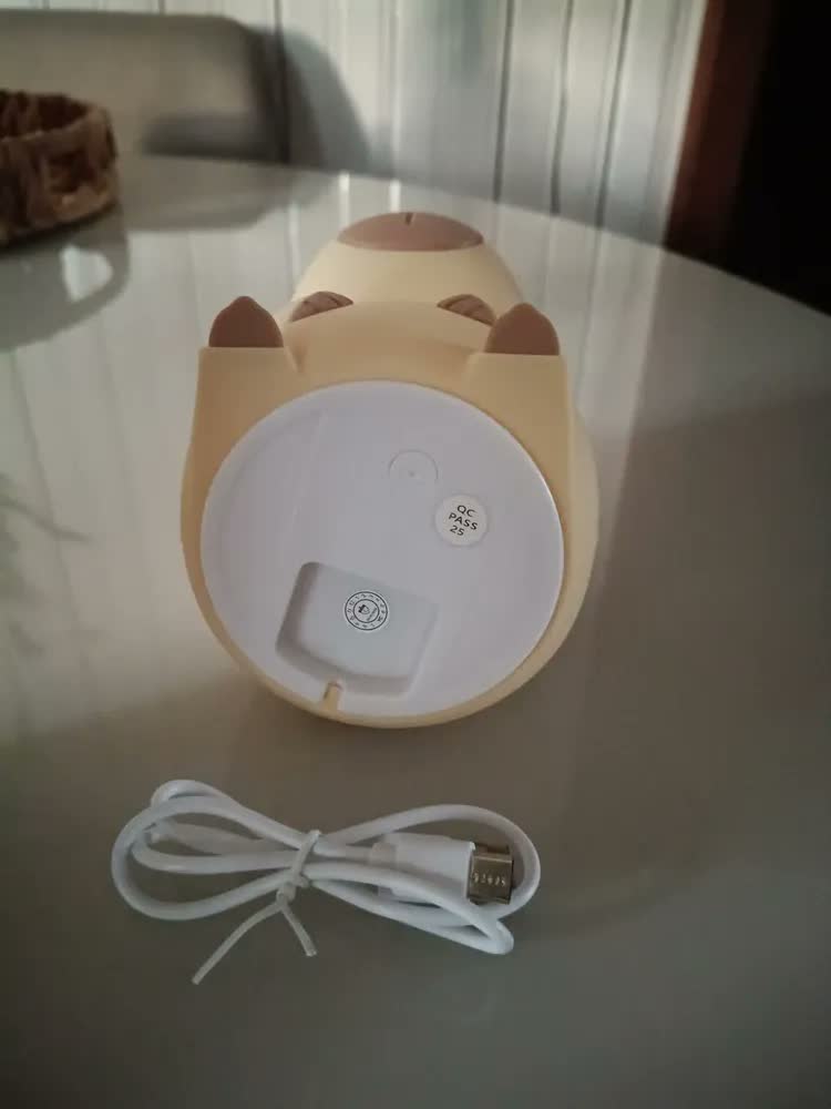 foto de Luminária Capivara Abajur De Mesa Decorativa Para Quarto Infantil Led Toque Touch Luzes Noturna Recarregável Silicone Muda De Cor Presente Criança Cupula Luz Amarela Relaxante Dormir Bivolt Art Light