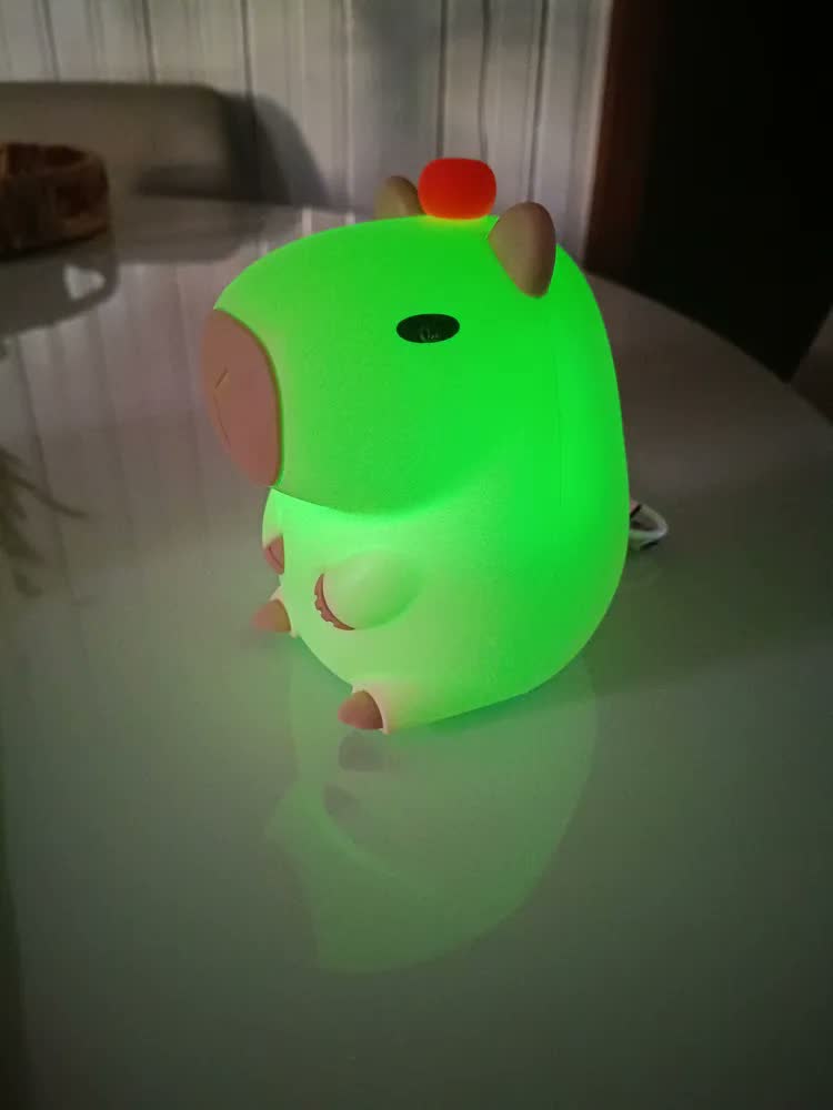 foto de Luminária Capivara Abajur De Mesa Decorativa Para Quarto Infantil Led Toque Touch Luzes Noturna Recarregável Silicone Muda De Cor Presente Criança Cupula Luz Amarela Relaxante Dormir Bivolt Art Light