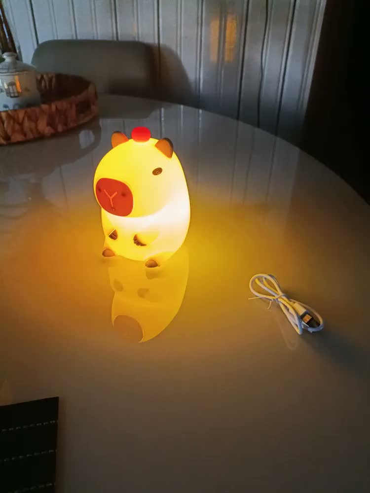 foto de Luminária Capivara Abajur De Mesa Decorativa Para Quarto Infantil Led Toque Touch Luzes Noturna Recarregável Silicone Muda De Cor Presente Criança Cupula Luz Amarela Relaxante Dormir Bivolt Art Light