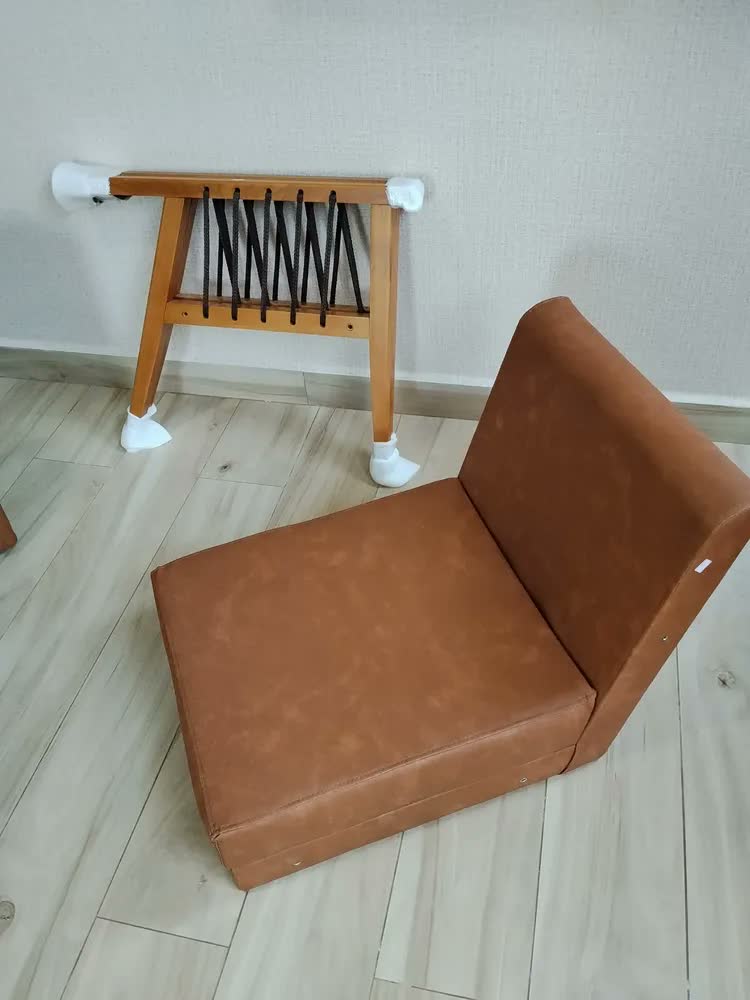 foto de Kit 2 Poltronas Lumi Premium Caramelo, de Madeira Maciça, com Corino e Almofada
