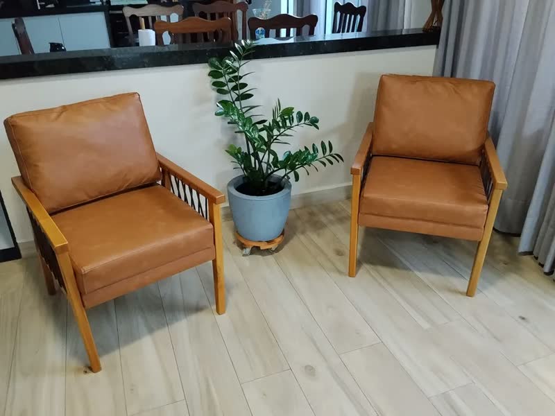 foto de Kit 2 Poltronas Lumi Premium Caramelo, de Madeira Maciça, com Corino e Almofada