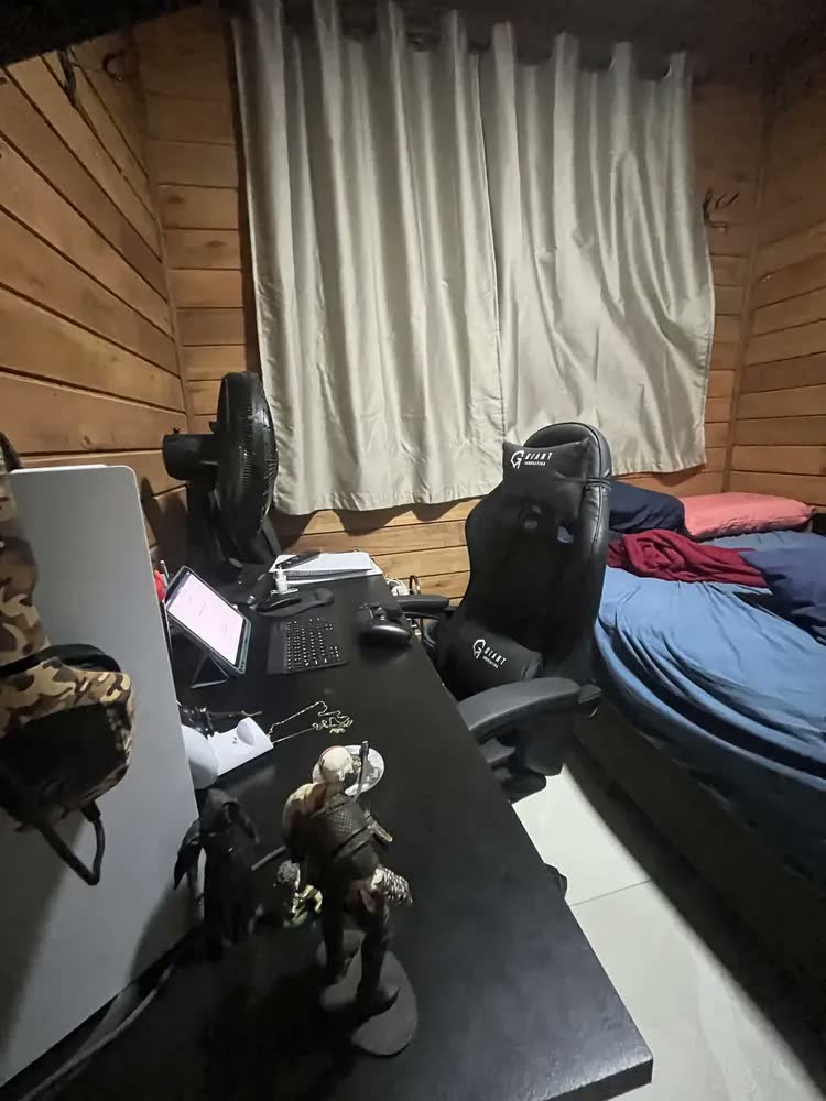 foto de Cadeira de Escritório Gamer Giant Innovation Ergonômica com Apoio de Braços Ajustável