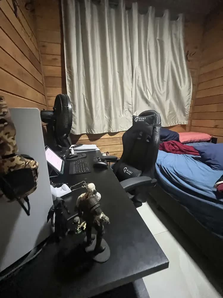 foto de Cadeira de Escritório Gamer Giant Innovation Ergonômica com Apoio de Braços Ajustável
