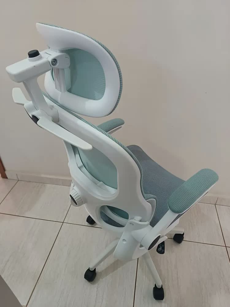 foto de Cadeira de Escritório Pluggei Select Prime Ergonômica com Apoio Lombar Ajustável e Cabide