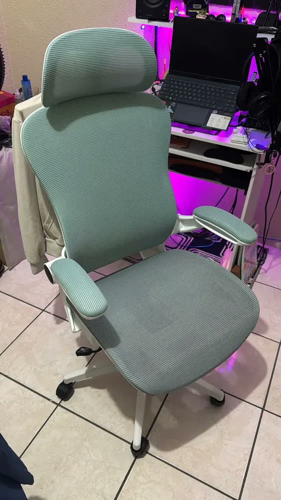 foto de Cadeira de Escritório Pluggei Select Prime Ergonômica com Apoio Lombar Ajustável e Cabide