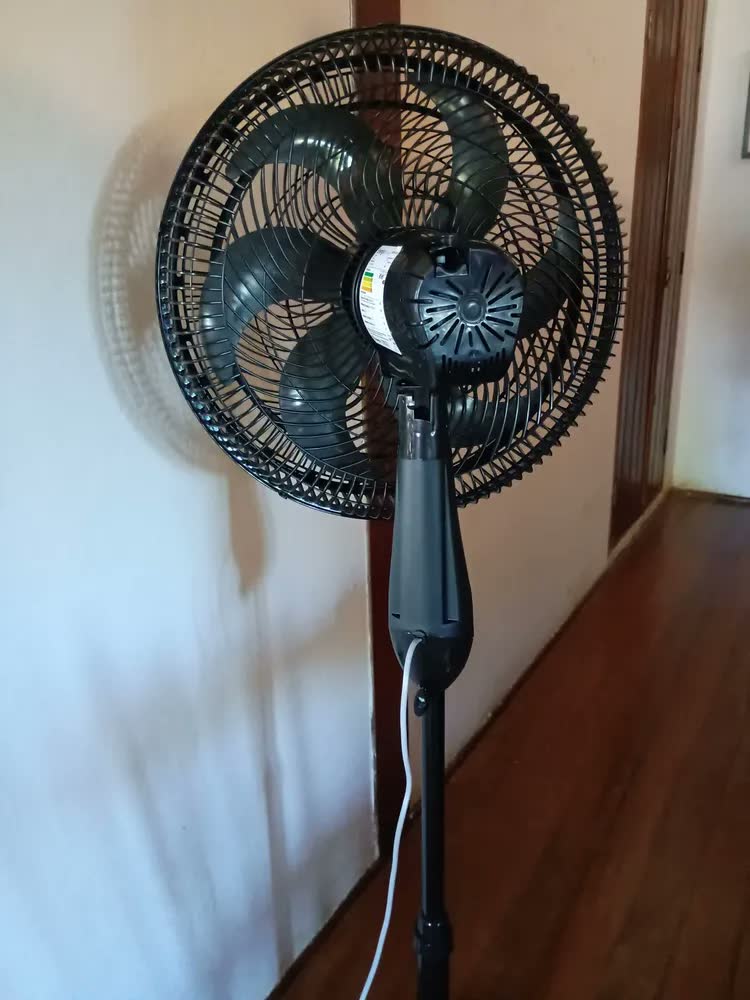 foto de Ventilador de Coluna Britânia 6 Pás de 40cm 160W BVC41A