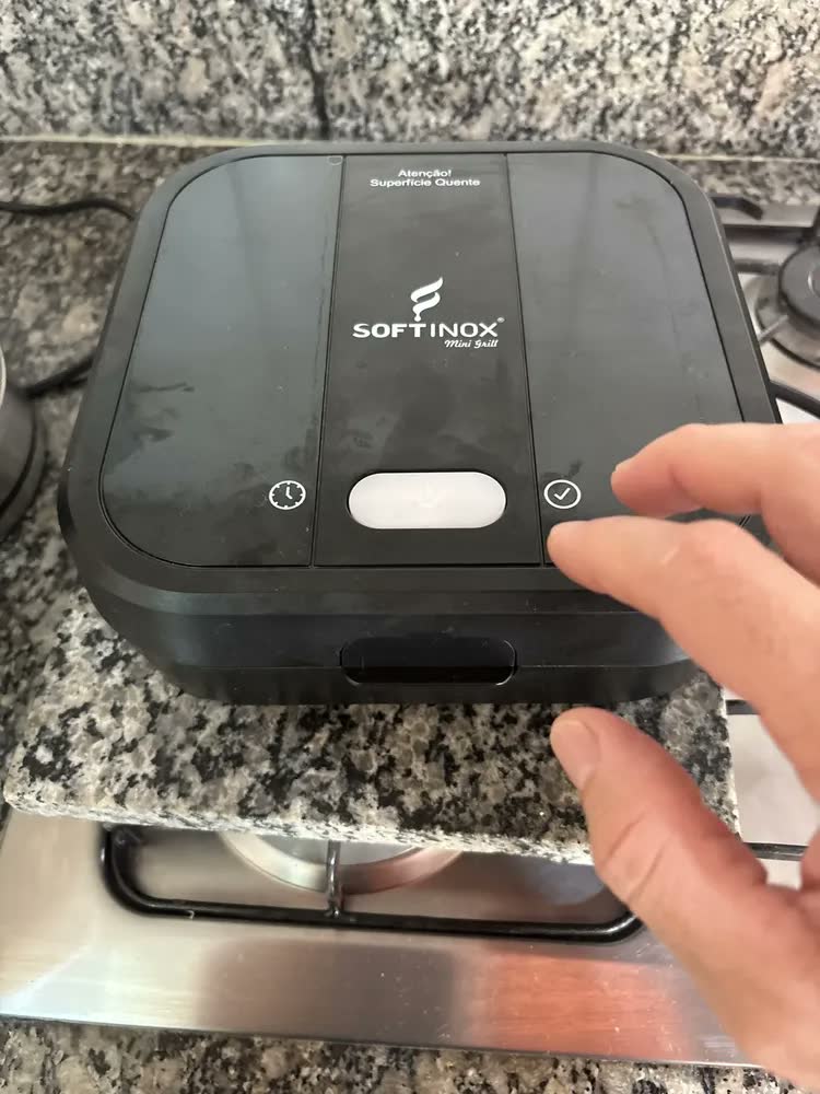 foto de Sanduicheira Elétrica Grill Antiaderente Chapa Misteira Omeleteira Crepeira Grande Preta Com Trava 750W Antiderrapante Compacta - SOFTINOX