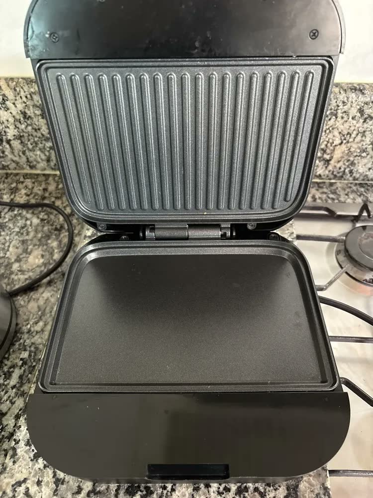 foto de Sanduicheira Elétrica Grill Antiaderente Chapa Misteira Omeleteira Crepeira Grande Preta Com Trava 750W Antiderrapante Compacta - SOFTINOX