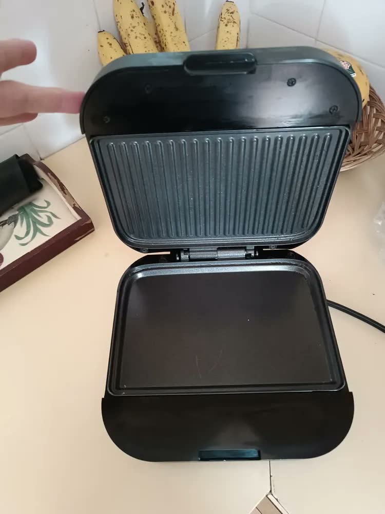 foto de Sanduicheira Elétrica Grill Antiaderente Chapa Misteira Omeleteira Crepeira Grande Preta Com Trava 750W Antiderrapante Compacta - SOFTINOX