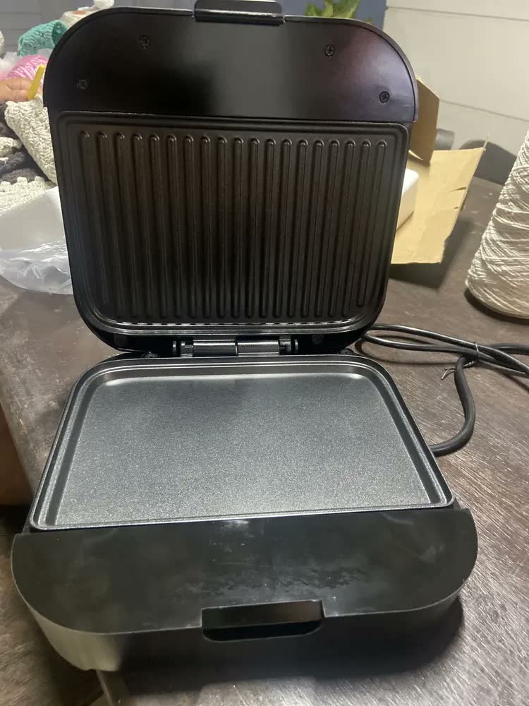 foto de Sanduicheira Elétrica Grill Antiaderente Chapa Misteira Omeleteira Crepeira Grande Preta Com Trava 750W Antiderrapante Compacta - SOFTINOX