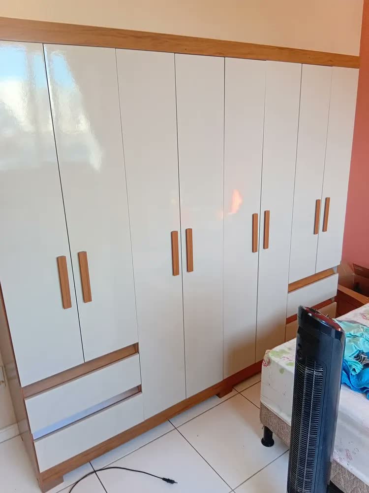 foto de Guarda Roupa Casal Grande 8 Portas 4 Gavetas Moderno Paris Off White / Amadeirado