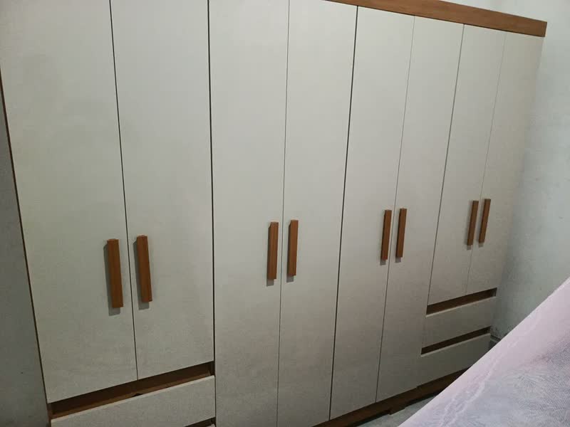 foto de Guarda Roupa Casal Grande 8 Portas 4 Gavetas Moderno Paris Off White / Amadeirado