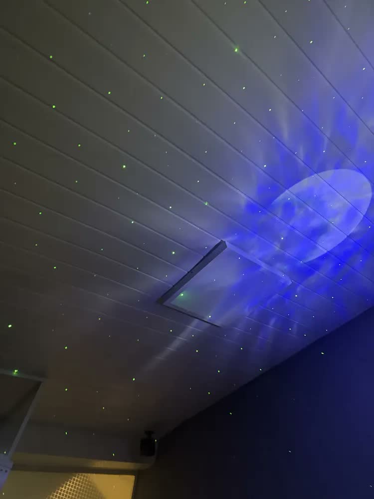 foto de Luminária Projetor Noturno Robô Astronauta LED USB Bluetooth Som Controle Remoto Branco Preto Bivolt 127V 220V