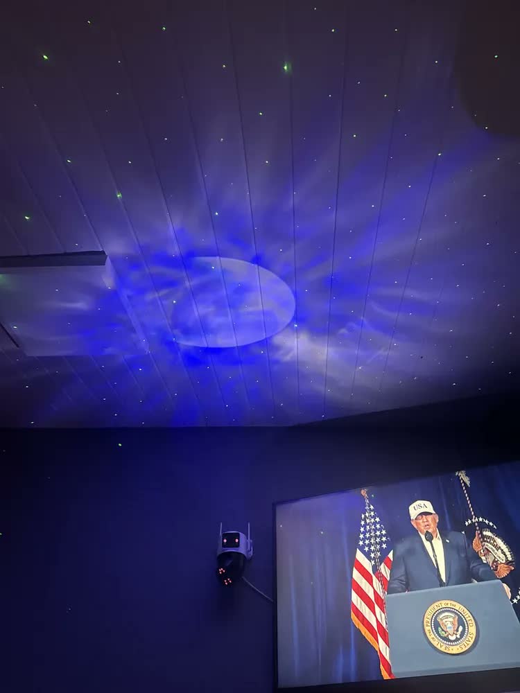 foto de Luminária Projetor Noturno Robô Astronauta LED USB Bluetooth Som Controle Remoto Branco Preto Bivolt 127V 220V