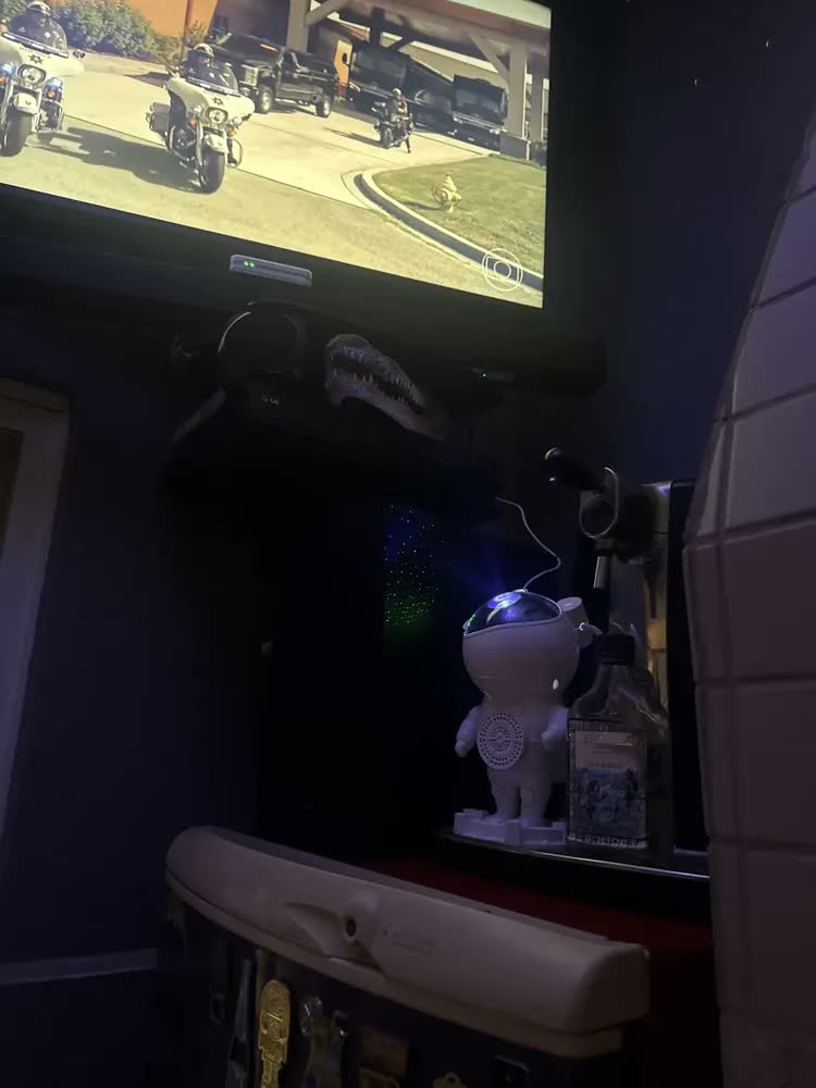 foto de Luminária Projetor Noturno Robô Astronauta LED USB Bluetooth Som Controle Remoto Branco Preto Bivolt 127V 220V