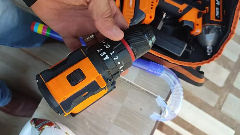 foto de Kit 2 Furadeira Parafusadeira Chave De Impacto Brushless 21v Laranja 60 Hz