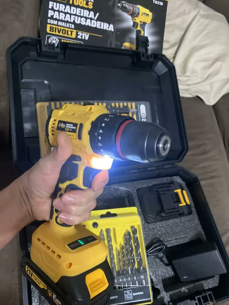 foto de Parafusadeira Furadeira De Impacto 2 Baterias 21v Motor Brushless Com Maleta Brocas E Acessórios The Black Tools