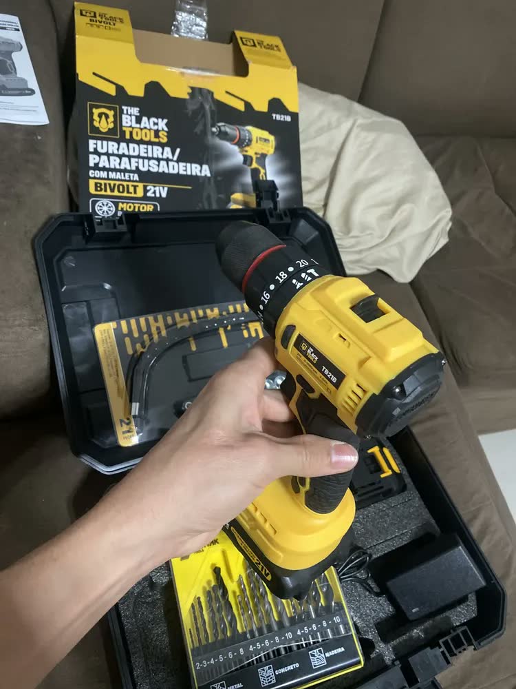 foto de Parafusadeira Furadeira De Impacto 2 Baterias 21v Motor Brushless Com Maleta Brocas E Acessórios The Black Tools