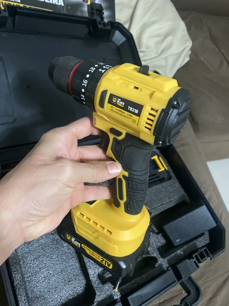foto de Parafusadeira Furadeira De Impacto 2 Baterias 21v Motor Brushless Com Maleta Brocas E Acessórios The Black Tools