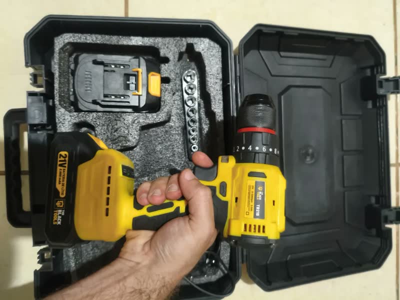 foto de Parafusadeira Furadeira De Impacto 2 Baterias 21v Motor Brushless Com Maleta Brocas E Acessórios The Black Tools