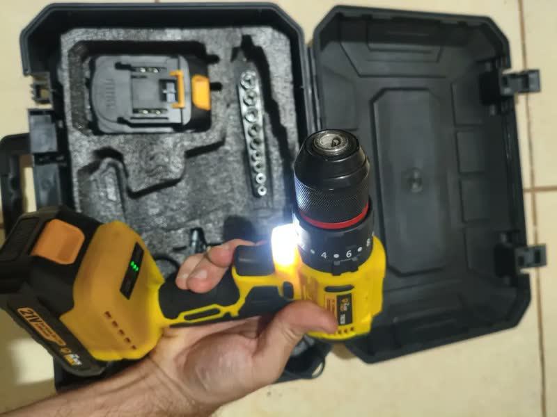 foto de Parafusadeira Furadeira De Impacto 2 Baterias 21v Motor Brushless Com Maleta Brocas E Acessórios The Black Tools