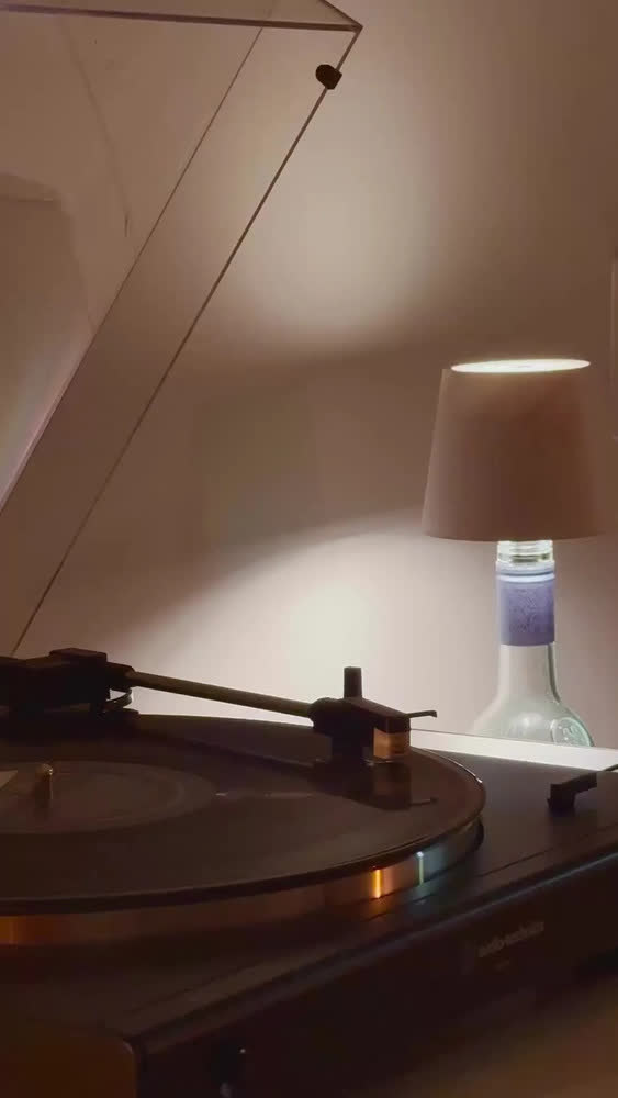foto de Luminária de Mesa LED Touch para Garrafa Produ – Recarregável, USB e Bivolt