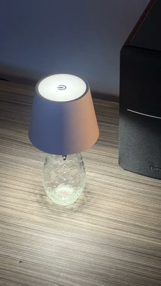 foto de Luminária de Mesa LED Touch para Garrafa Produ – Recarregável, USB e Bivolt
