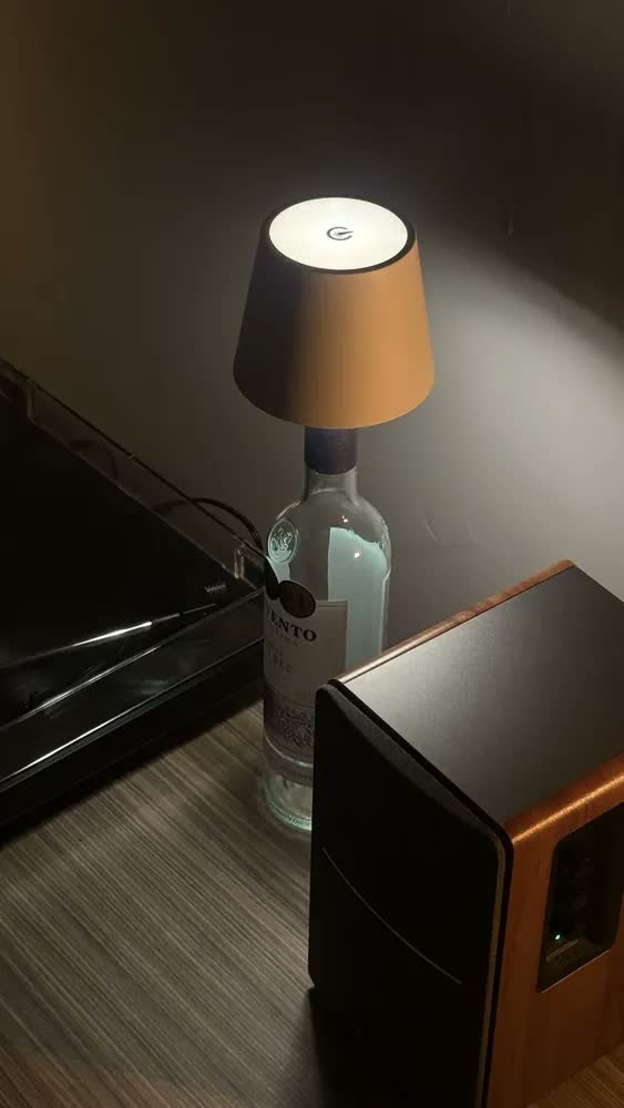 foto de Luminária de Mesa LED Touch para Garrafa Produ – Recarregável, USB e Bivolt