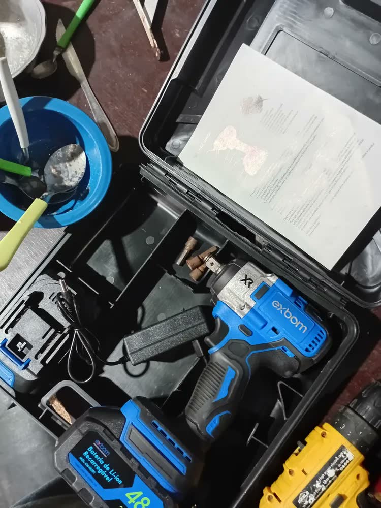 foto de Chave De Impacto Parafusadeira Furadeira Bateria Recarregável Azul 2000mah + Kit De Soquetes De Impacto MQL-CI6480 Exbom 50 Hz/60 Hz