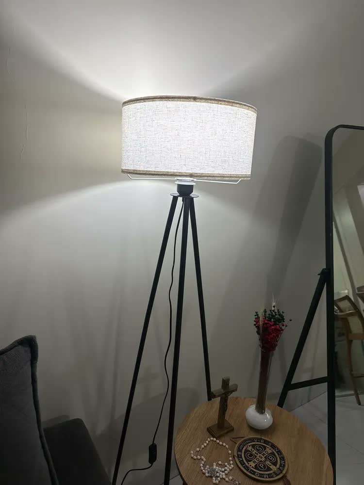 foto de Luminária Tripé Jayden de Chão com Cúpula Off-White e Base de Metal Preto, 148 cm