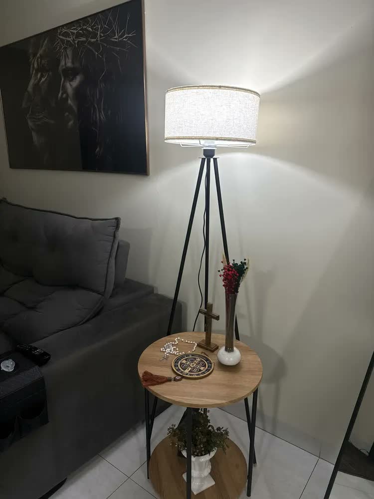 foto de Luminária Tripé Jayden de Chão com Cúpula Off-White e Base de Metal Preto, 148 cm