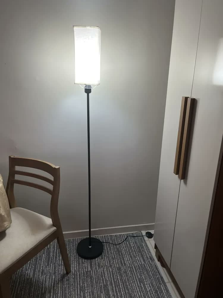 foto de Luminária Tripé Jayden de Chão com Cúpula Off-White e Base de Metal Preto, 148 cm