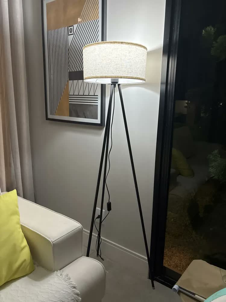 foto de Luminária Tripé Jayden de Chão com Cúpula Off-White e Base de Metal Preto, 148 cm