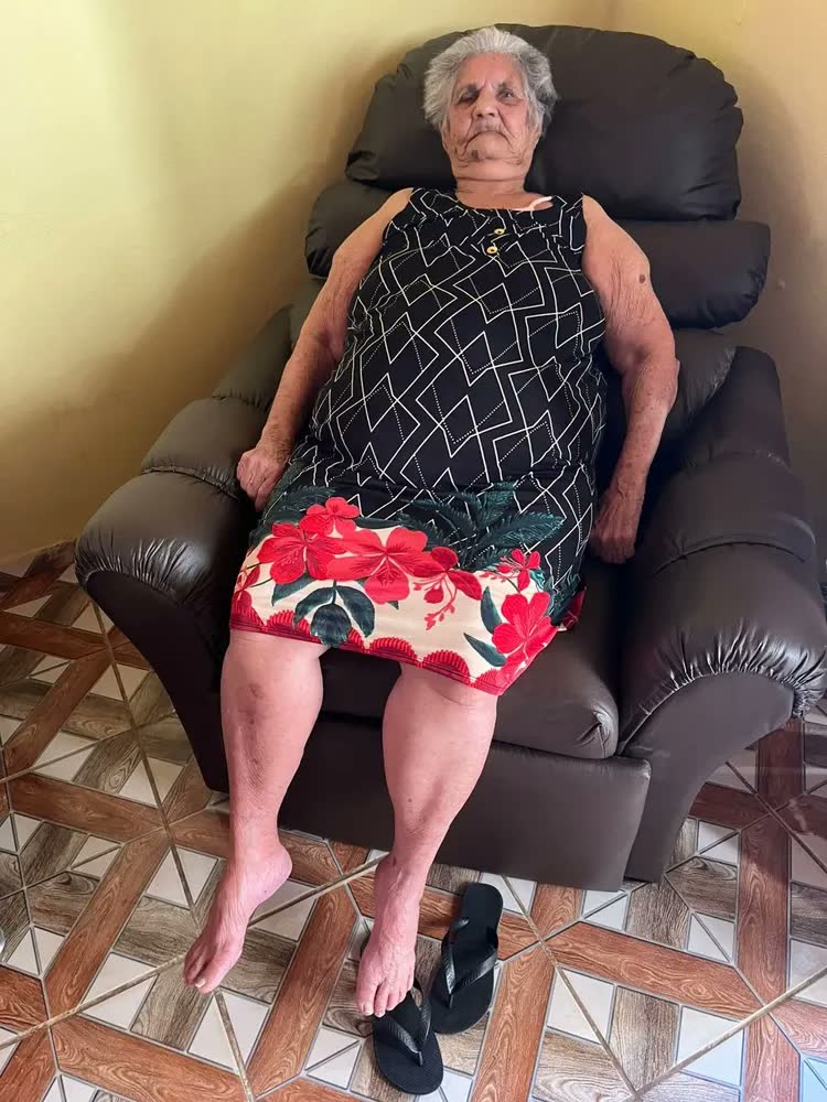 foto de Poltrona Papai Reclinável de Corino Marrom para Sala de Estar e Amamentação