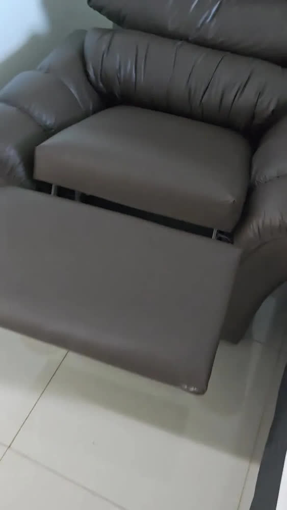 foto de Poltrona Papai Reclinável de Corino Marrom para Sala de Estar e Amamentação