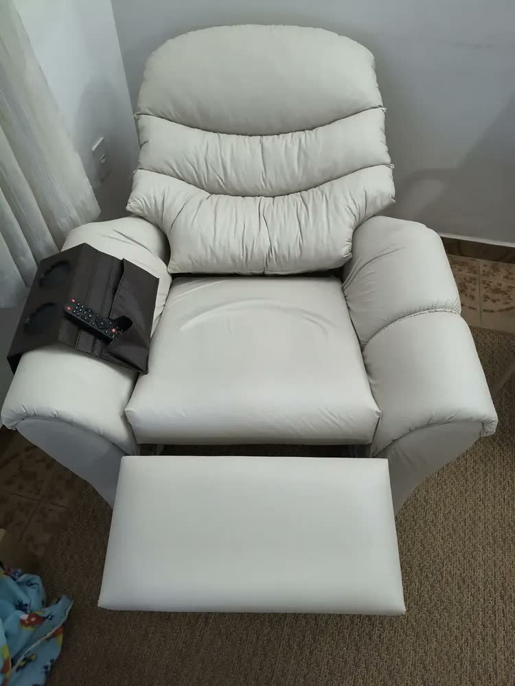 foto de Poltrona Papai Reclinável de Corino Marrom para Sala de Estar e Amamentação