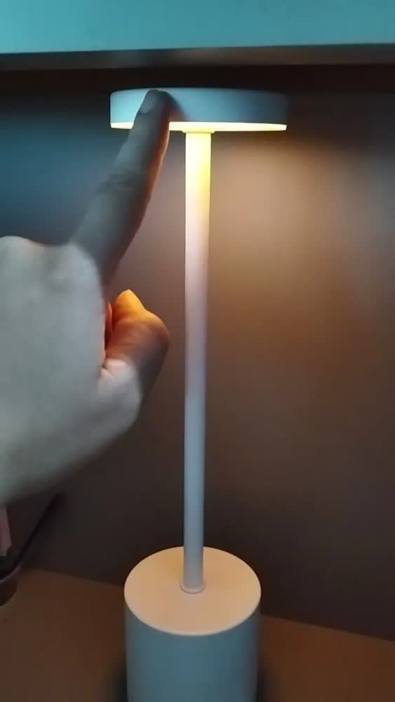 foto de Luminária Led Recarregável Sem Fio Abajur De Mesa Em Metal Dourado Com Luz Ajustável Ligeiro