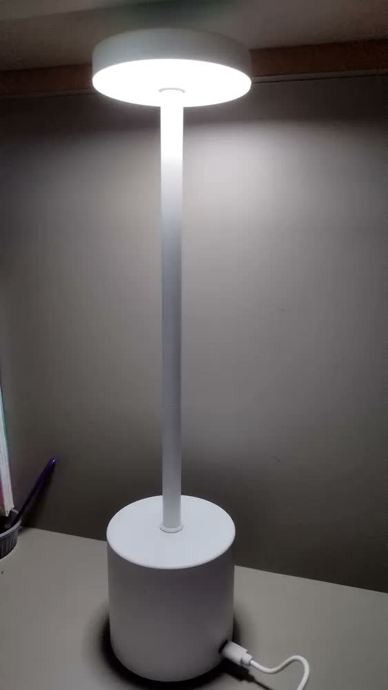 foto de Luminária Led Recarregável Sem Fio Abajur De Mesa Em Metal Dourado Com Luz Ajustável Ligeiro