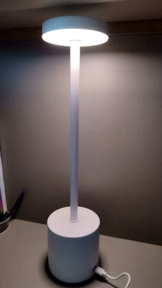 foto de Luminária Led Recarregável Sem Fio Abajur De Mesa Em Metal Dourado Com Luz Ajustável Ligeiro
